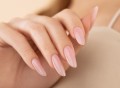 victoria-vynn-top-nude-no-wipe-gel-polish-8-ml-bez-przemywania-stylizacja.jpg