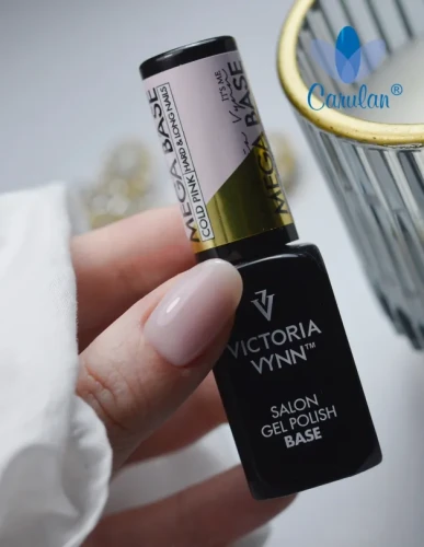 victoria-vynn-gel-polish-mega-base-8-ml-cold-pink-stylizacja.webp