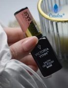 victoria-vynn-gel-polish-mega-base-8-ml-beige-stylizacja.webp
