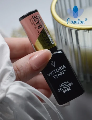 victoria-vynn-gel-polish-mega-base-8-ml-beige-stylizacja.webp