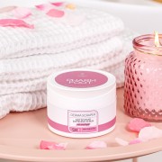 Słoik peelingu DERMA SCRAPER Pharm Foot 200 g na tacy z ręcznikiem i świecą