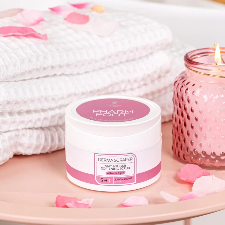 Słoik peelingu DERMA SCRAPER Pharm Foot 200 g na tacy z ręcznikiem i świecą