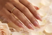 Efekt ciepłego brązowego manicure VV 465 Rose Whisper na paznokciach