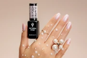Victoria Vynn GEL POLISH 472 Pearlover - perłowy manicure na paznokciach z butelką lakieru hybrydowego 8ml