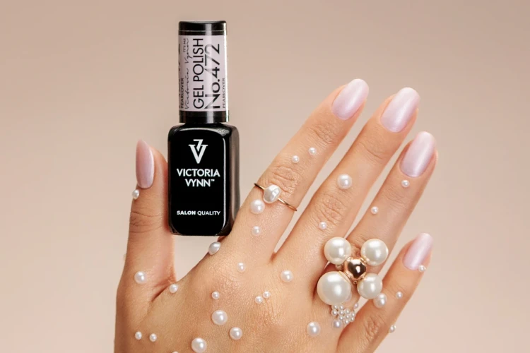 Victoria Vynn GEL POLISH 472 Pearlover - perłowy manicure na paznokciach z butelką lakieru hybrydowego 8ml