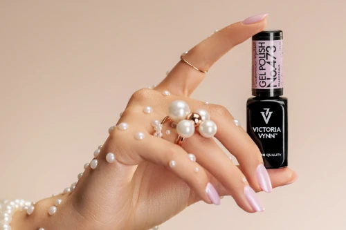 Victoria Vynn GEL POLISH 473 Pearlissima - perłowy różowy manicure na paznokciach z butelką lakieru 8ml