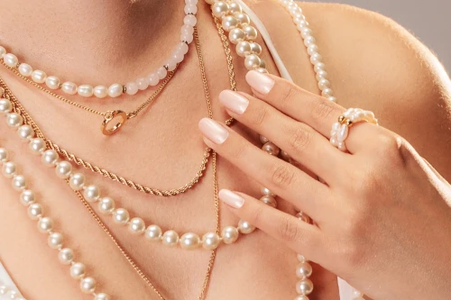 Victoria Vynn GEL POLISH 474 Pearlfectionist - perłowy brzoskwiniowy manicure na paznokciach z butelką lakieru 8ml