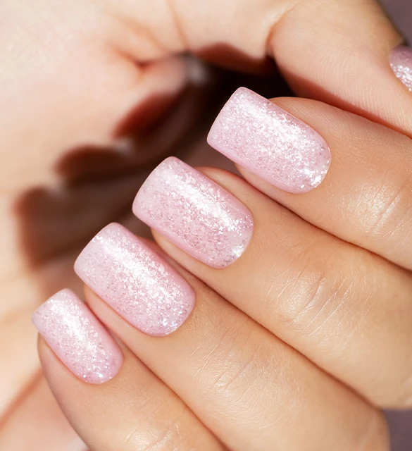 Różowy brokat 477 Pink a'Colada z zestawu Midnight Spritz na kwadratowych paznokciach
