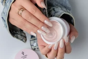Perłowe paznokcie z INSTA GEL 14 Pearly Crush i otwarty słoiczek żelu