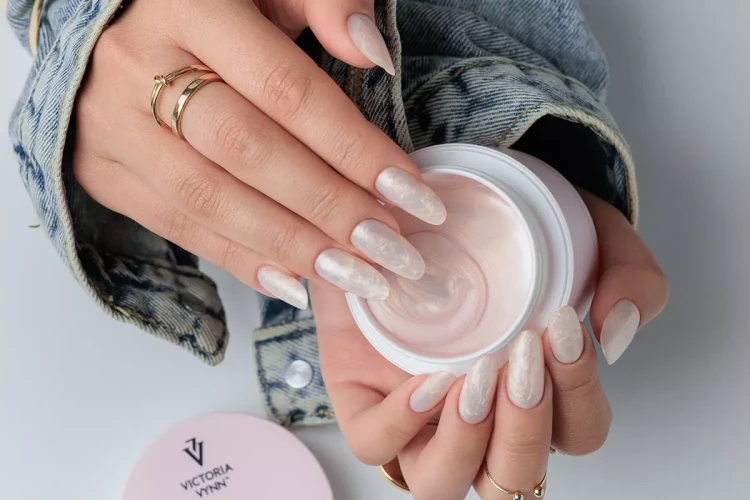 Perłowe paznokcie z INSTA GEL 14 Pearly Crush i otwarty słoiczek żelu