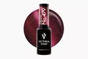 Victoria Vynn Gel Polish 479 Cat Eye Velvet Ruby 8 ml, butelka lakieru hybrydowego na tle wybarwienia z efektem kociego oka