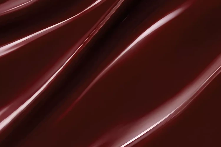 Tekstura lakieru hybrydowego Victoria Vynn 480 Bordeaux 8 ml, gładkie bordo z wysokim połyskiem