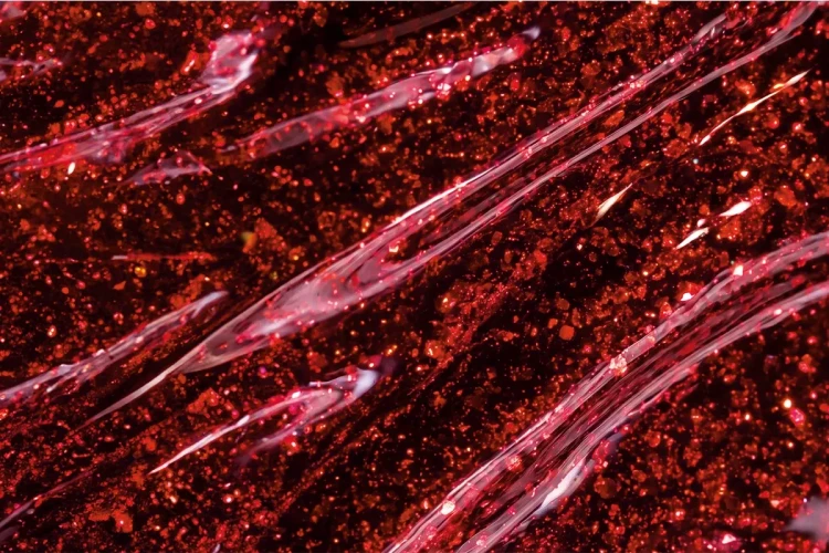 Tekstura lakieru hybrydowego Victoria Vynn 482 Red Marble 8 ml, gęsty czerwony brokat