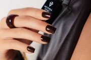 Manicure lakierem Victoria Vynn 483 Gilded Ebony 8 ml, ciemny brąz z miedzianymi drobinkami na paznokciach