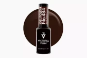 Victoria Vynn Gel Polish 484 Burnt Walnut 8 ml, butelka lakieru hybrydowego na tle czekoladowego wybarwienia