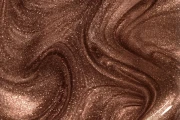 Tekstura lakieru hybrydowego Victoria Vynn 485 Cat Eye Rosewood 8 ml, brąz z różowozłotymi drobinkami magnetycznymi