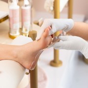 Aplikacja maści ochronnej z oliwą ozonowaną CRACKED HEEL PROTECTOR Pharm Foot na skórę stopy podczas zabiegu
