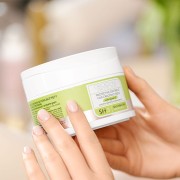 Maść ochronna z oliwą ozonowaną CRACKED HEEL PROTECTOR Pharm Foot w dłoniach