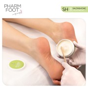 Nakładanie maści CRACKED HEEL PROTECTOR Pharm Foot szpatułką na piętę podczas zabiegu
