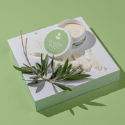 Otwarty słoik maści CRACKED HEEL PROTECTOR Pharm Foot z gałązką oliwną