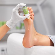 Aplikacja olejku oxyZONE OIL z oliwą ozonowaną i smoczą krwią na skórę stopy