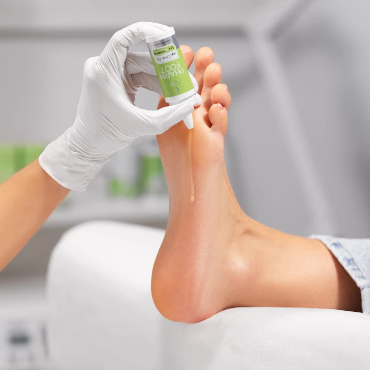 Aplikacja olejku oxyZONE OIL z oliwą ozonowaną i smoczą krwią na skórę stopy