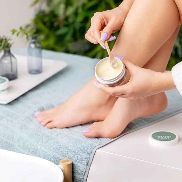 Nabieranie maści PREVENTIC SALVE szpatułką ze słoika 75 ml