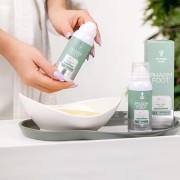 Pianka reLIEF MOUSSE 105 ml w dłoniach, obok opakowanie i kartonik