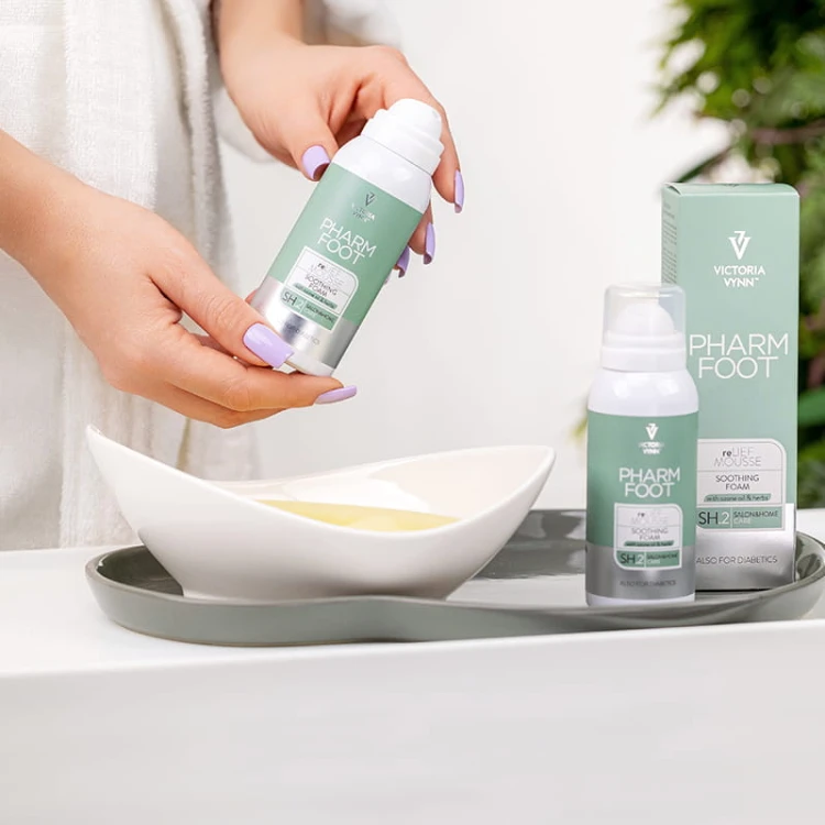 Pianka reLIEF MOUSSE 105 ml w dłoniach, obok opakowanie i kartonik