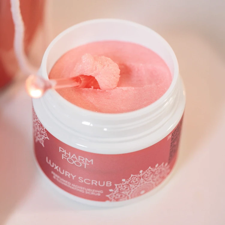 Otwarty słoik peelingu LUXURY SCRUB Pharm Foot 200 g ze szpatułką