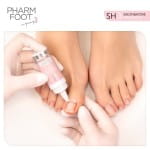 Nakładanie serum COLLAGEN POWER Pharm Foot na płytkę paznokcia stopy