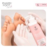 Nakładanie żelu KERATOSIS exTERMINATOR Pharm Foot na stopę w rękawiczkach